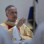 La Iglesia no puede cruzarse de brazos ni mirar hacia otro lado frente a sociedades que configuran su rostro pisoteando la dignidad humana, ignorando la libertad de las personas, relegando a los pobres y olvidando a las víctimas.